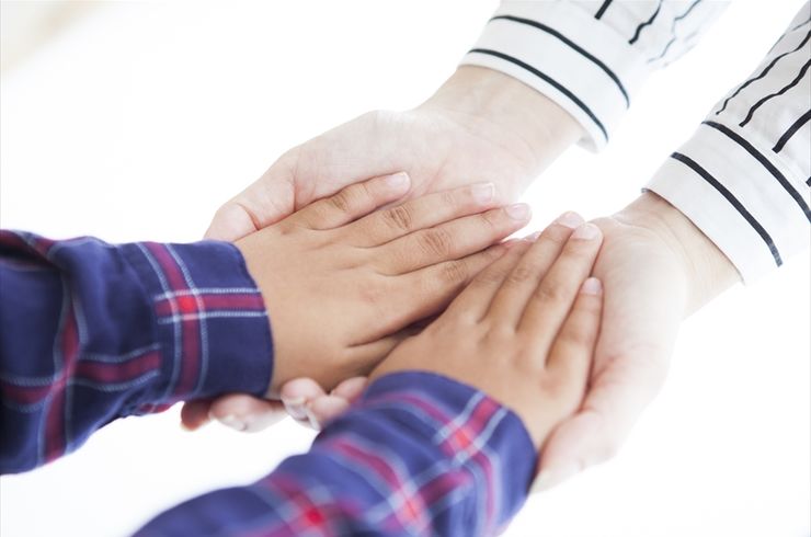 手をつなぐ人