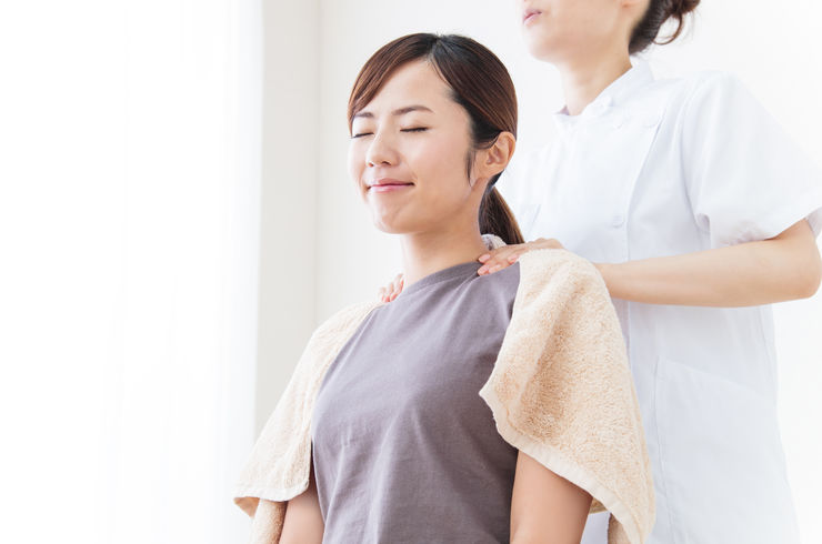 肩を施術している