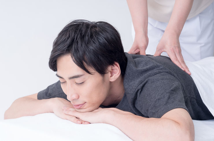 男性を施術している