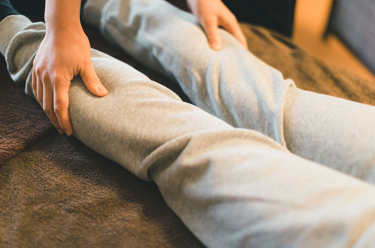 足を施術している人