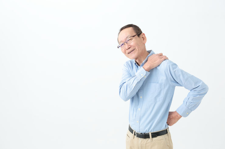 首が凝っている男性