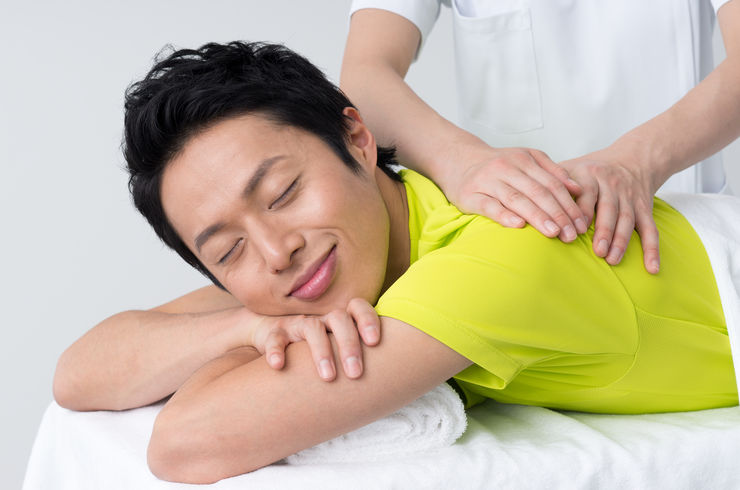 男性を施術している