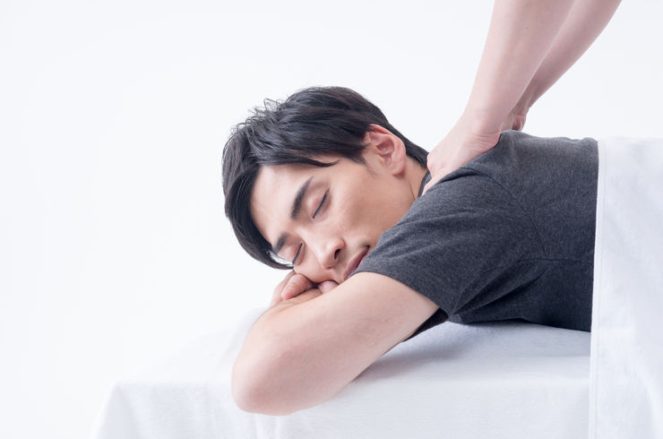 マッサージを受けている男性